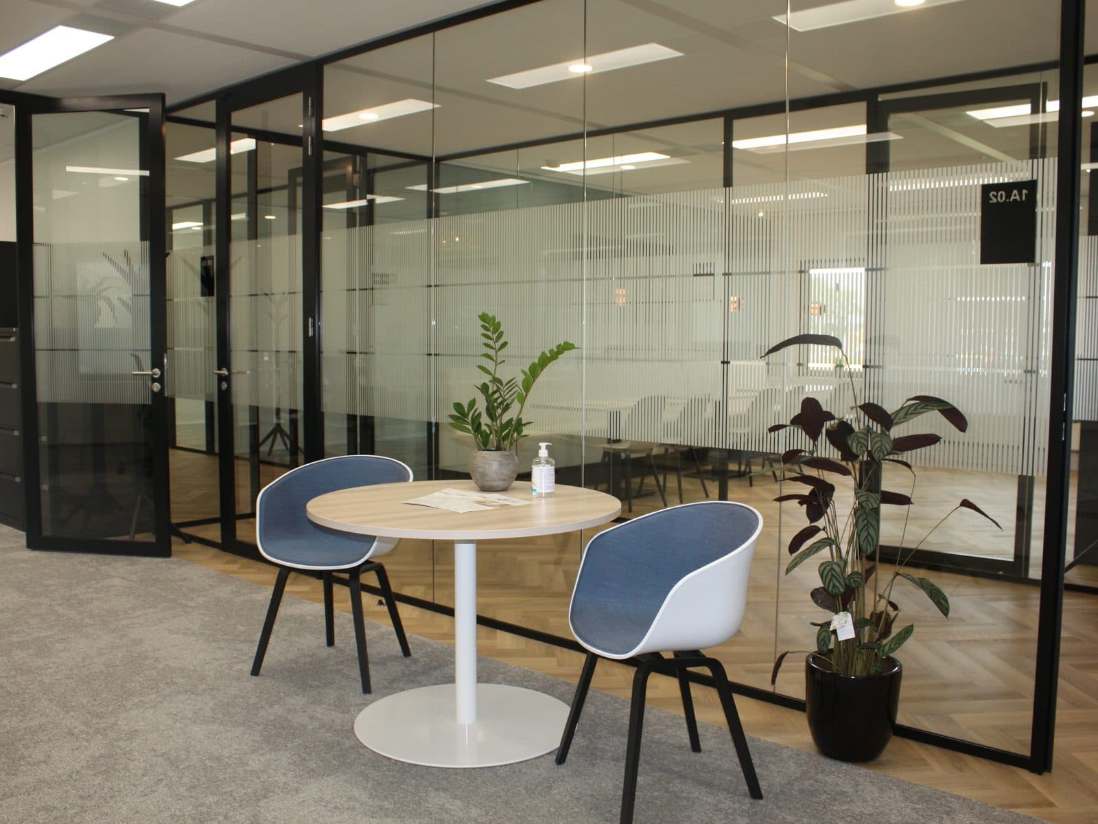 Overlegtafel met twee stoelen in het kantoor